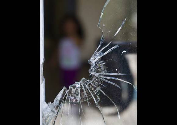 Esteban Vanegas - Los rastros de la guerra quedan en las casa de la comuna 13. Una ni&#241;a de 12 a&#241;os se encuentra gravemente herida tras una bala perdida que ingres&#243; por una ventana.