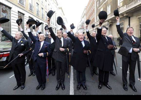 Reuters - Miembros de uno de los clubes m&#225;s antiguos de Londres se preparan para marchar alrededor de la Plaza de San Jaime para celebrar el 150 aniversario de su club.