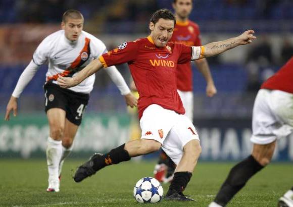 Reuters - Totti intenta sorprender con un potente remate. Un gol de cabeza de Simone Perrotta (28), tras un centro del brasile&#241;o Taddei, hab&#237;a puesto en ventaja a la Roma. El franc&#233;s Jeremy Menez (61) hizo el segundo para la Roma, pero esos goles no fueron suficientes.