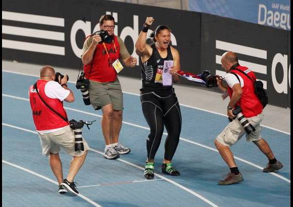 Reuters - La felicidad de la deportista al conquistar el título en la prueba.