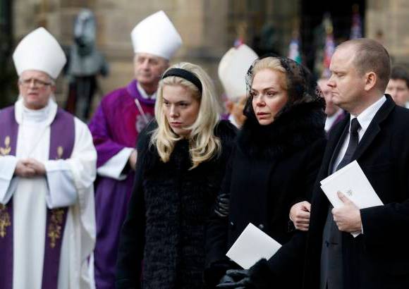 AP - El arzobispo de Praga, Dominik Duka, ofició la misa funeral en presencia de unos 1.000 asistentes y unas cincuenta delegaciones internacionales.