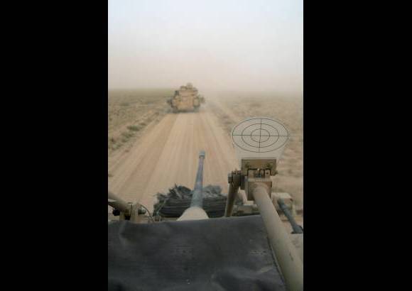 AP - Veh&#237;culos del ej&#233;rcito norteamericano cruzan la frontera hacia el sur de Irak el 21 de marzo de 2003.