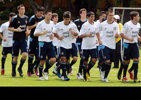 Róbinson Sáenz - La selección de Argentina entrenó este domingo en la cancha del colegio San Ignacio, de Medellín, cercano al estadio Atanasio Girardot.