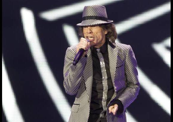 Foto AP - Jagger, que llev&#243; puestos pantalones negros ajustados, camisa negra y una corbata brillante, par&#243; de cantar para agradecer la lealtad de los admiradores de la banda.