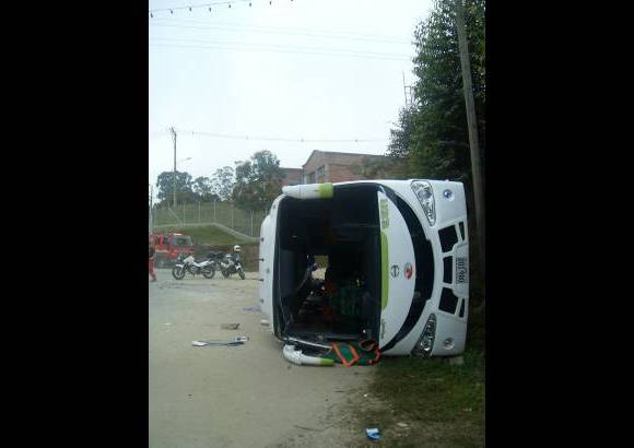 Cortes&#237;a http://twitter.com/MiOriente - Una menor de de edad muri&#243; en el accidente de tr&#225;nsito que ocurri&#243; a las 5:50 de la ma&#241;ana entre los municipios de Marinilla y Rionegro, en el oriente antioque&#241;o.