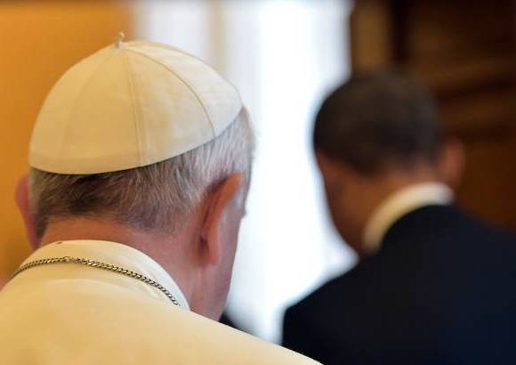 AP - El primer encuentro entre el presidente de Estados Unidos y el Papa Francisco había comenzado con el rigor y la seriedad del protocolo, pero el buen humor del mandatario estadounidense y sus frases consiguieron arrancar la sonrisa al pontífice.