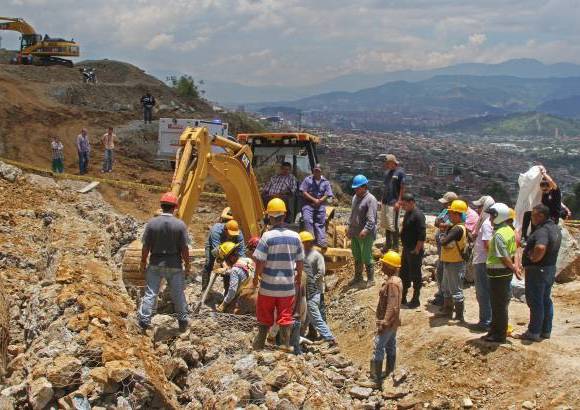 Esteban Vanegas - El obrero que falleció estaba en un andamio cercano al muro, mientras que los otros dos estaban sobre éste y por eso no fueron sepultados por el material.