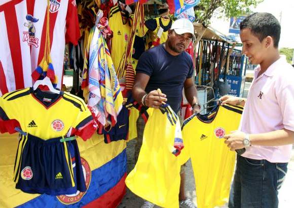 Foto Colprensa - La venta de camisetas y souvenires viene de menos a m&#225;s con la llegada de Colombia y Uruguay.