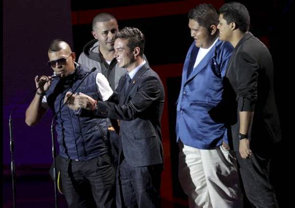 COLPRENSA - Una vez m&#225;s el g&#233;nero urbano demuestra que est&#225; creciendo a pasos agigantados y que cada d&#237;a m&#225;s se consolida como el favorito de los j&#243;venes. Los Premios de la M&#250;sica Shock 2012 en su edici&#243;n n&#250;mero 11 entreg&#243; el m&#225;ximo galard&#243;n de artista del a&#241;o al cantante J Balvin.