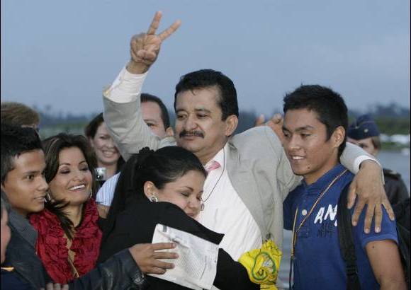 Germ&#225;n Enciso, Colprensa - Un efusivo abrazo reuni&#243; nuevamente a la familia Acu&#241;a Segura en Bogot&#225;. El concejal de Garz&#243;n no pudo contener su emoci&#243;n.