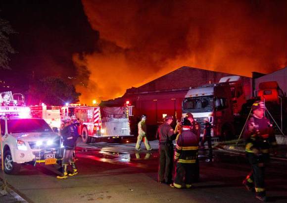 Edwin Bustamante - Bomberos de Itag&#252;&#237; con refuezos de La Estrella, Envigado, Sabaneta y Medell&#237;n atendieron el incendio.