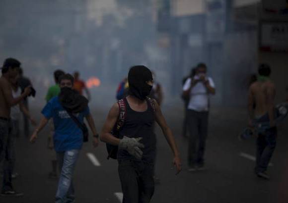 Federico Ríos Escobar - Tal llamado a manifestación fue casi respondida de inmediato por jefe de campaña de Maduro, Jorge Rodríguez, que en otra rueda de prensa dijo que esa postura era una provocación
