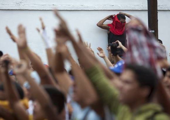 Federico Ríos Escobar - "El 'ilegítimo' cobardemente corrió a proclamarse Hoy a las 8 hagamos sonar las ollas, cacerolas, que retumbe en el país y el mundo", pidió Capriles a través de su cuenta en la red social Twitter, mientras Maduro pronunciaba su discurso ante el Consejo Nacional Electoral (CNE).