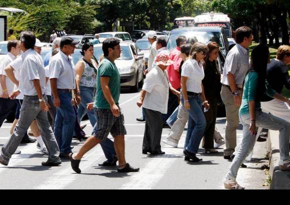 Jaime Pérez - Otros prefirieron llegar caminando por la cercanía entre sus casa y los lugares de votación.