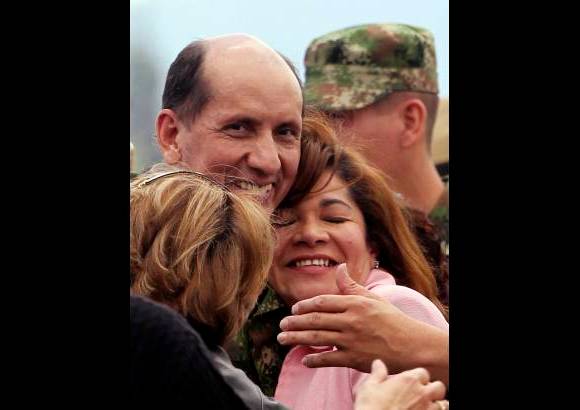 Reuters - Un enamorado general Luis Mendieta se reencontr&#243; con su esposa Mar&#237;a Teresa Paredes de Mendieta, quien lucho todos estos a&#241;os por lograr su libertad.