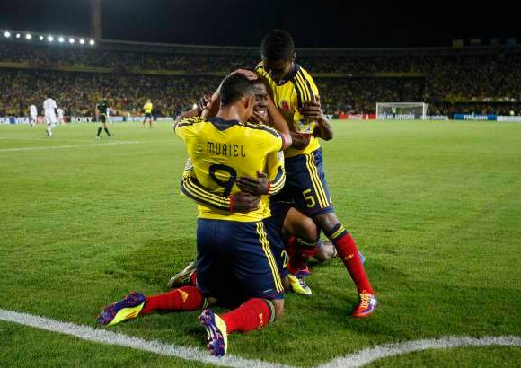 AP - Colombia se arrop&#243; este martes con el manto de la victoria al superar por 2-0 a Mal&#237;, en la segunda jornada del Grupo A del Mundial sub-20, con lo que se asegur&#243; su cupo a los octavos de final del torneo que re&#250;ne a las mejores 24 selecciones nacionales del mundo.