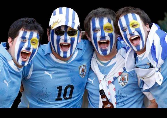 Reuters - El triunfo fue motivo de festejo para los aficionados de Uruguay, campe&#243;n del m&#225;ximo evento del f&#250;tbol en 1930 y 1950, que desde hace d&#233;cadas ans&#237;an revivir el prestigio que tuvo el equipo tiempo atr&#225;s.