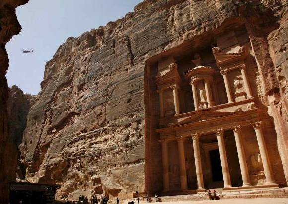Reuters - Un helic&#243;ptero del servicio secreto de Estados Unidos vuela sobre Petra.