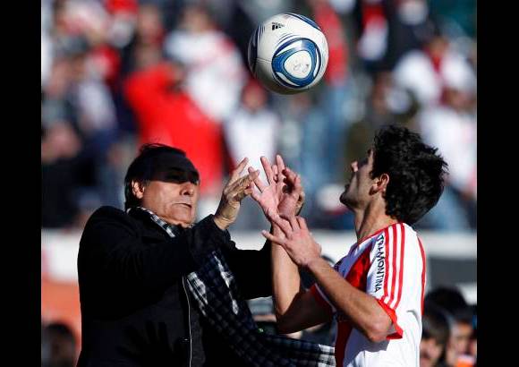 Reuters - Así terminó todo, con uno de los equipos más laureados de Argentina sumido en su más rotundo fracaso al perder la categoría, lo que muy pocos daban como un hecho en este país futbolero.