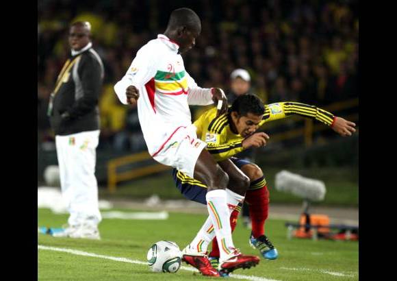 Colprensa - Colombia se fue al descanso con ventaja, aunque la primera mitad le result&#243; complicad&#237;sima ante un rival que le disput&#243; la pelota y jug&#243; al l&#237;mite en lo f&#237;sico.