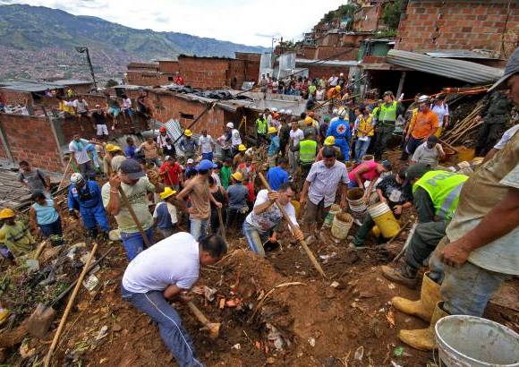 Henry Agudelo - La tragedia llen&#243; de dolor el barrio Santo Domingo con un deslizamiento que sepult&#243; cuatro viviendas.