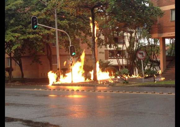 FOTO CORTES&#205;A CARLOS A. CORREDOR L. - Posteriormente, personal de Empresas P&#250;blicas de Medell&#237;n control&#243; la fuga de gas que se registr&#243; en una red externa.