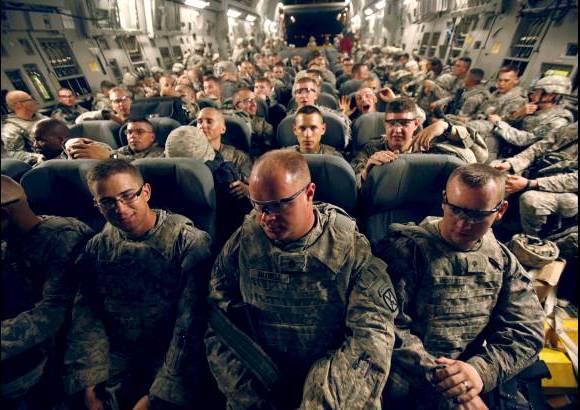 AP - Soldados del ej&#233;rcito estadounidense regresan a Estados Unidos el 13 de Julio de 2010.