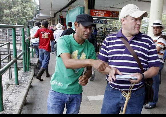 Foto Donaldo Zuluaga - Carniceros y menudeadores compran el ganado.