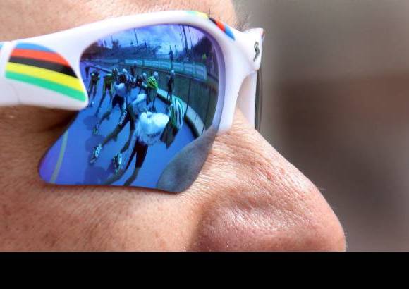 Hern&#225;n Vanegas - Durante dos semanas, las formas particulares de los corredores encima de los patines, con las lycras ajustadas y los anteojos bien puestos, hacen de este deporte una mezcla irrepetible de belleza y competitividad. Los lentes, parte vital del uniforme, y el reflejo que se crea al paso de los patinadores.