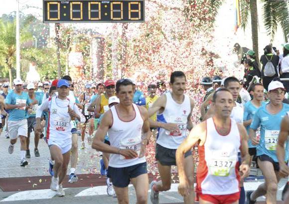Esteban Jaramillo y Sebastián Salazar - Más de 10 mil competidores se dieron cita en esta histórica cita deportiva que se corría en las modalidades de 5, 10, 21 y 42 kilómetros.