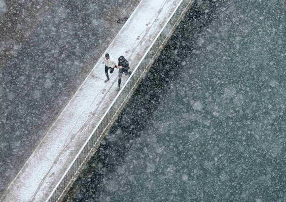 Reuters - El frío no es impedimento para salir a trotar, así esté nevando. La nieve empezó a caer en Suiza esta semana.