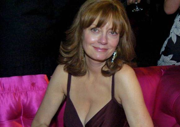 Cortes&#237;a - Igual le ocurre a la actriz Susan Sarandon, de 66 a&#241;os, quien tras concluir su relaci&#243;n con el actor y director Tim Robbins, disfruta del amor junto al joven empresario Jonathan Bricklin, de 34.