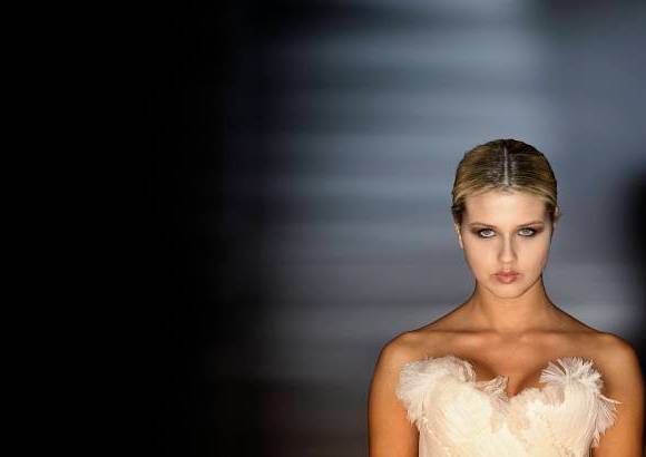 Reuters - Una evocación a la Antigua Grecia se apreció con los primeros de sus diseños con tonos blanco puro y piedras engarzadas en la cintura, dejando que las largas y vaporosas colas de los vestidos acariciaran el suelo.
