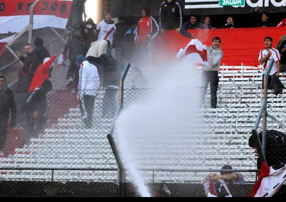 Reuters - Considerado uno de los clubes más prestigiosos del continente, el descenso de River es comparable a una caída semejante de Barcelona o Real Madrid en España, Manchester United en Inglaterra o Inter en Italia.