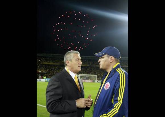 Colprensa - El t&#233;cnico Eduardo Lara al final del partido no pudo esconder su alegr&#237;a por el resultado y por el gran respaldo de la afici&#243;n capitalina.