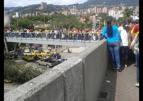 Sandra L&#243;pez Herrera - Con camisetas rojas y amarillas Medell&#237;n disfrut&#243; del encuentro entre la Selecci&#243;n Colombia y Brasil. El parque El Poblado, parque Lleras, avenida 33 y la plazoleta del Centro Administrativo La Alpujarra fueron los lugares de encuentro.