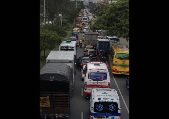 Julio Cesar Herrera - Con camisetas rojas y amarillas Medell&#237;n disfrut&#243; del encuentro entre la Selecci&#243;n Colombia y Brasil. El parque El Poblado, parque Lleras, avenida 33 y la plazoleta del Centro Administrativo La Alpujarra fueron los lugares de encuentro.