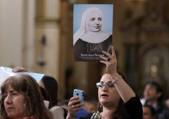 Colprensa - Quien presidió el acto de presentación de las reliquias, el cardenal monseñor Rubén Salazar, expresó que la gente debe orar en presencia de las reliquias de la madre Laura, para implorarle por la paz.