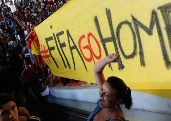 AP - La manifestaci&#243;n fue convocada por el Movimiento de Trabajadores Sin Techo (MTST) y el llamado Comit&#233; Popular de Brasilia, que forman parte de los colectivos que se oponen a la celebraci&#243;n del evento de la FIFA en Brasil bajo el lema &quot;No va a haber Mundial&quot;.