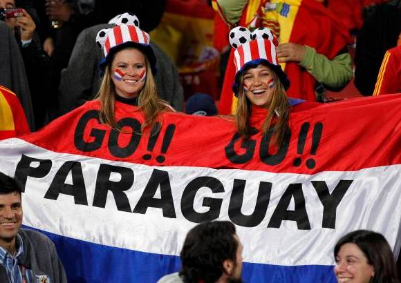 Reuters - Las curiosidades de los hinchas en la tribuna como estas dos seguidoras de Paraguay con un peculiar disfraz.