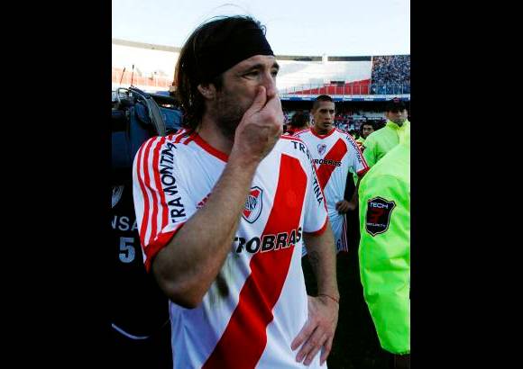 Reuters - Mariano Pavone abrió la cuenta para River a los cinco minutos con un derechazo desde afuera del área.