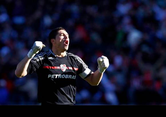 Reuters - La alegría de Juan Pablo Carrizo por el gol de Pavone se transformó en dolor y llanto al final del compromiso.
