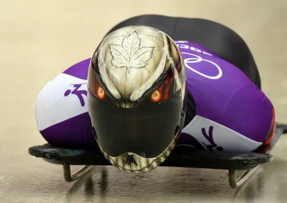 FOTO AFP - Otro canadiense, Eric Neilson, optó por un casco con una calavera.