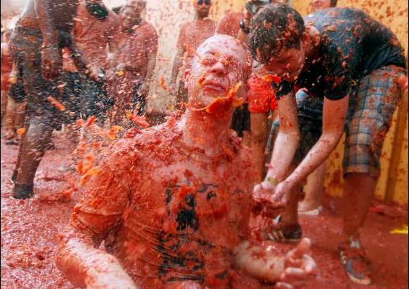 Reuters - Cinco camiones rebosantes de tomate irrumpieron por las calles principales entre muchos nervios y demasiados empujones, y entonces el pueblo estall&#243; en rojo.