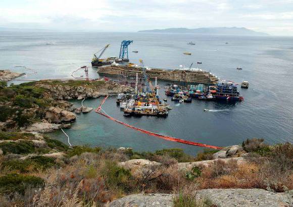 Reuters - Los habitantes de Giglio estaban preocupados por el posible impacto ambiental de la operación, pero la presidenta del Observatorio Medioambiental, Maria Sargentini, comunicó que no se produjeron vertidos y no habrá "alguna bomba ecológica".