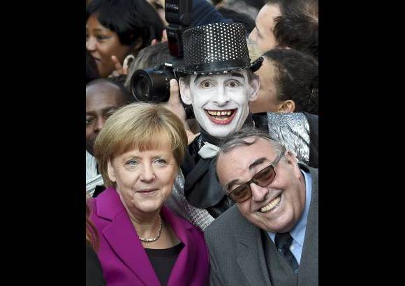 Reuters - La canciller alemana, Angela Merkel posa con el p&#250;blico durante las celebraciones del D&#237;a de la Unificaci&#243;n alemana en las calles de Hannover.