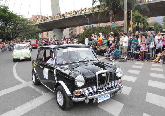 Hernán Vanegas - El Desfile de Autos Clásicos y Antiguos llenó de emoción y color a Medellín.