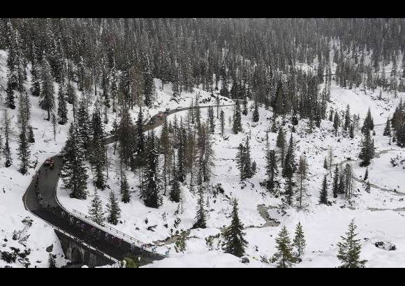 AP - La carretera estaba rodeada por grandes mont&#237;culos de nieve en los &#250;ltimos tramos del ascenso.