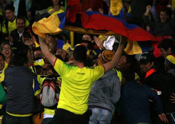 Colprensa - La celebraci&#243;n de James con los hinchas en El Camp&#237;n tras el segundo tanto.