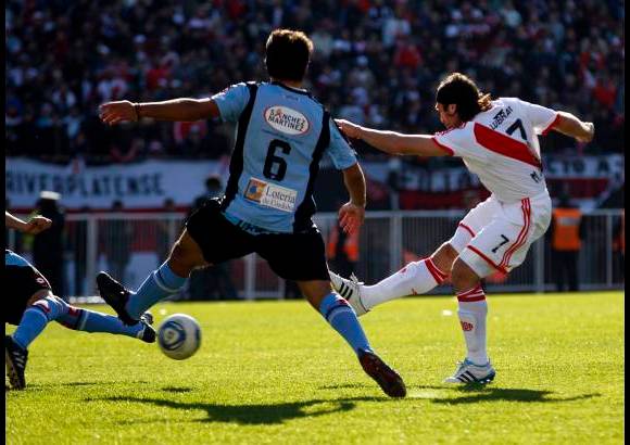 Reuters - Pavone anotó el gol de River, pero también desperdició un penalti.